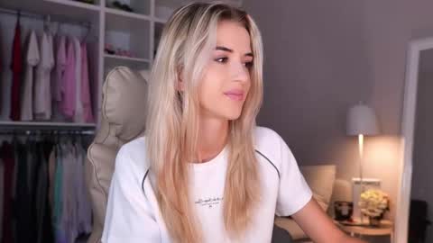 Snapshot of entya chatting on September 27, 8:41 am entya online show from September 27, 8:41 am