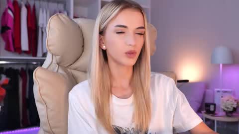 Snapshot of entya chatting on October 1, 6:41 am entya online show from October 1, 6:41 am