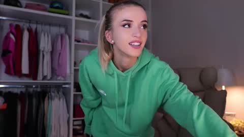 Snapshot of entya chatting on October 3, 5:26 am entya online show from October 3, 5:26 am