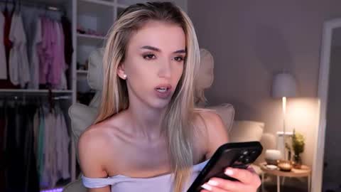 Snapshot of entya chatting on October 9, 6:11 am entya online show from October 9, 6:11 am