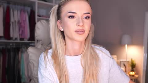 Snapshot of entya chatting on October 13, 6:35 am entya online show from October 13, 6:35 am