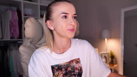 Snapshot of entya chatting on October 14, 4:02 am entya online show from October 14, 4:02 am