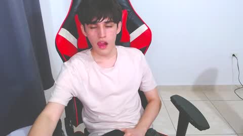 Snapshot of eren_tatakae chatting on December 4, 9:46 pm eren_tatakae online show from December 4, 9:46 pm