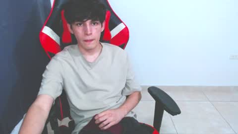 Snapshot of eren_tatakae chatting on December 18, 1:59 am eren_tatakae online show from December 18, 1:59 am