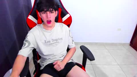 Snapshot of eren_tatakae chatting on January 8, 12:28 am eren_tatakae online show from January 8, 12:28 am