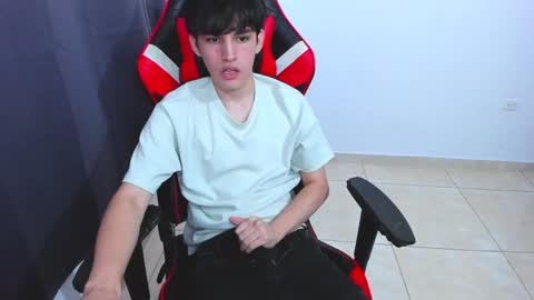 Snapshot of eren_tatakae chatting on January 23, 4:48 pm eren_tatakae online show from January 23, 4:48 pm