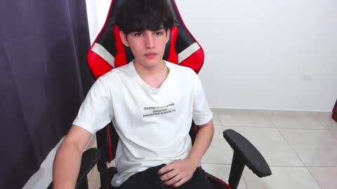 Snapshot of eren_tatakae chatting on January 24, 6:35 pm eren_tatakae online show from January 24, 6:35 pm