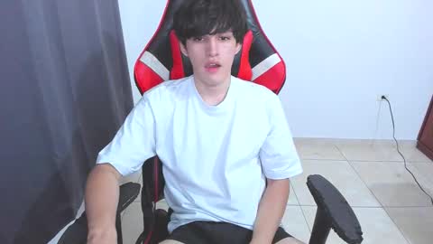 Snapshot of eren_tatakae chatting on October 15, 2:01 am eren_tatakae online show from October 15, 2:01 am