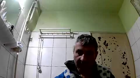 Snapshot of ericboy32 chatting on December 29, 12:52 am eric online show from December 29, 12:52 am