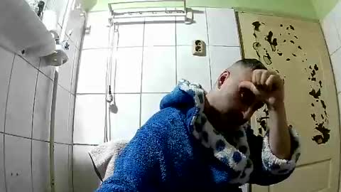 Snapshot of ericboy32 chatting on January 3, 4:33 am eric online show from January 3, 4:33 am