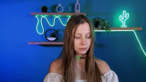 esme_moore_ online show from October 9, 8:45 am