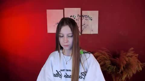 esme_moore_ online show from October 10, 8:57 am