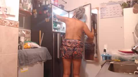 Snapshot of estelamaris1 chatting on November 13, 12:31 am estelamaris online show from November 13, 12:31 am