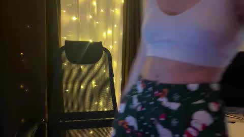 Snapshot of ester_vixen chatting on December 15, 3:27 pm Ester online show from December 15, 3:27 pm