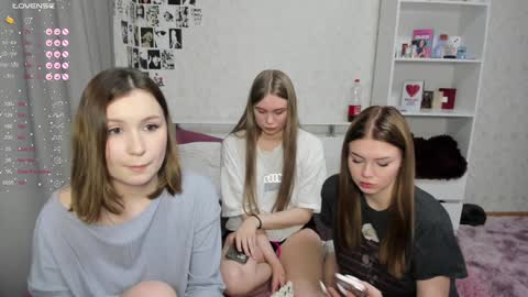 Snapshot of eumomino chatting on December 1, 10:43 pm Veronica Tiia Lilith left to right online show from December 1, 10:43 pm