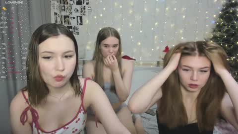 Snapshot of eumomino chatting on December 30, 1:26 am Veronica Tiia Lilith left to right online show from December 30, 1:26 am