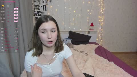 Snapshot of eumomino chatting on January 20, 5:04 am Veronica Tiia Lilith left to right online show from January 20, 5:04 am