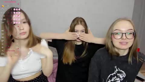 Snapshot of eumomino chatting on February 20, 1:57 am Veronica Tiia Lilith left to right online show from February 20, 1:57 am