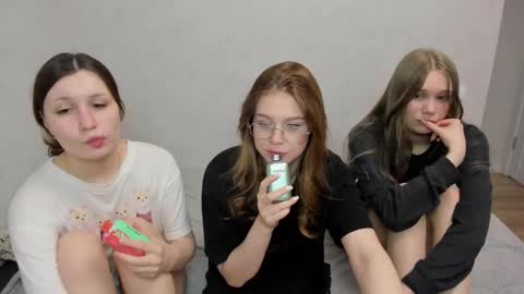 Snapshot of eumomino chatting on February 22, 6:39 am Veronica Tiia Lilith left to right online show from February 22, 6:39 am