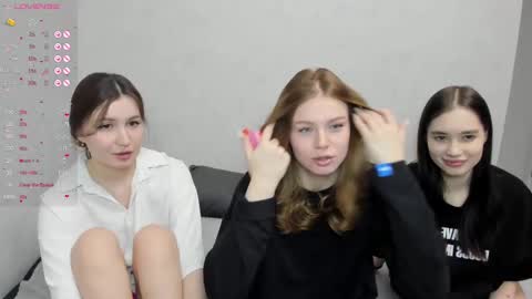 Snapshot of eumomino chatting on February 26, 3:53 am Veronica Tiia Lilith left to right online show from February 26, 3:53 am