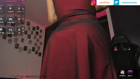 Snapshot of evaevanscute chatting on December 2, 12:09 am evaevanscute online show from December 2, 12:09 am