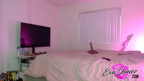 Snapshot of evajonez chatting on October 9, 1:14 am Eva online show from October 9, 1:14 am