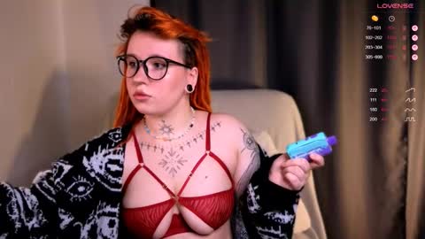 Snapshot of evaredmooon chatting on November 12, 8:26 am Moon online show from November 12, 8:26 am