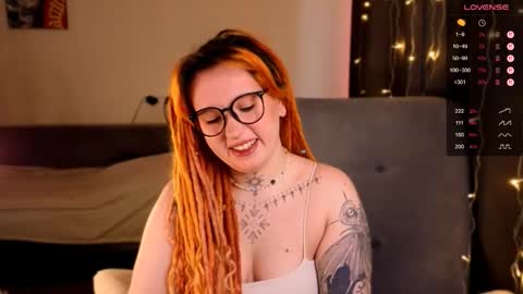 Snapshot of evaredmooon chatting on November 28, 9:34 am Moon online show from November 28, 9:34 am