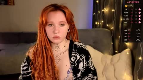 Snapshot of evaredmooon chatting on December 3, 9:40 am Moon online show from December 3, 9:40 am