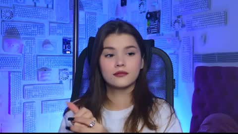 Snapshot of evathopson chatting on January 5, 10:10 am Eva next stream - - 1600 UTC2000 online show from January 5, 10:10 am