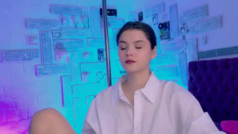 Snapshot of evathopson chatting on February 7, 8:55 am Eva next stream - - 1600 UTC2000 online show from February 7, 8:55 am