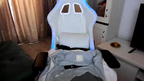 eveeevian online show from February 19, 2:44 pm