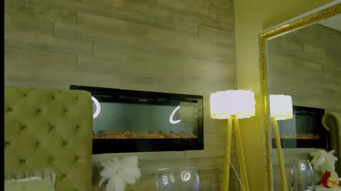 EveHamilton online show from December 4, 8:18 pm