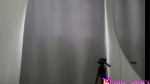 E V E L Y N  online show from January 6, 12:24 pm