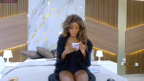 E V E L Y N  online show from November 20, 1:11 pm