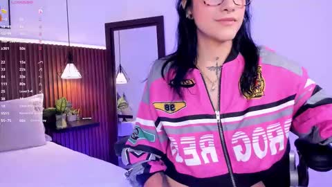 Snapshot of evelyn_samantha chatting on October 19, 2:12 am evelyn online show from October 19, 2:12 am