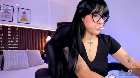 Snapshot of evelyn_samantha chatting on November 22, 1:26 am evelyn online show from November 22, 1:26 am