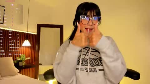 Snapshot of evelyn_samantha chatting on November 27, 2:35 am evelyn online show from November 27, 2:35 am