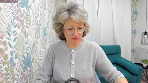 Evelyn online show from December 3, 5:09 am