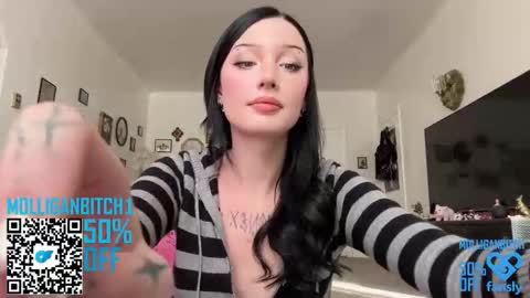 Snapshot of evelynforever chatting on December 17, 10:05 pm Evelyn online show from December 17, 10:05 pm