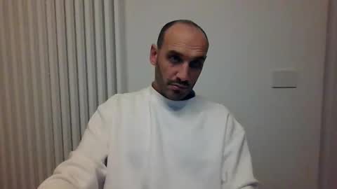 Snapshot of extr0 chatting on November 8, 10:52 pm Extro online show from November 8, 10:52 pm