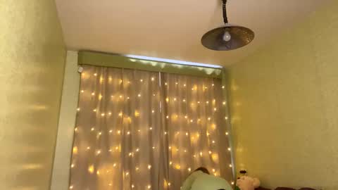 Snapshot of fairyilona chatting on December 20, 9:32 am Ilona online show from December 20, 9:32 am