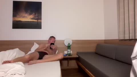 Max online show from November 10, 7:24 pm