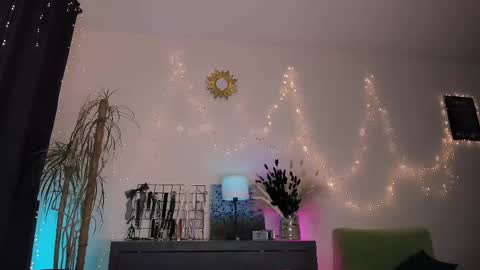 Fely online show from February 19, 8:31 pm