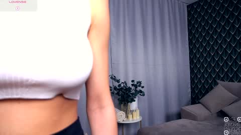 Snapshot of felissiany chatting on November 10, 4:22 am Hello im Nova online show from November 10, 4:22 am