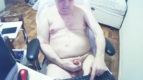 Snapshot of filhober chatting on February 3, 12:04 am filhober online show from February 3, 12:04 am