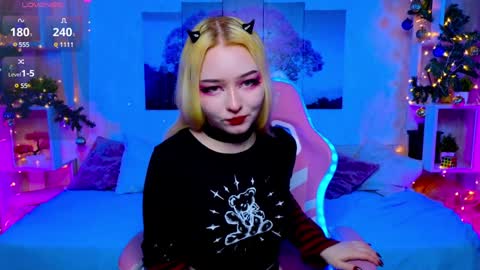 Snapshot of flaircorell chatting on January 6, 4:15 am Sophie online show from January 6, 4:15 am