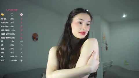 Snapshot of floralmuse chatting on October 13, 4:01 am Viola online show from October 13, 4:01 am