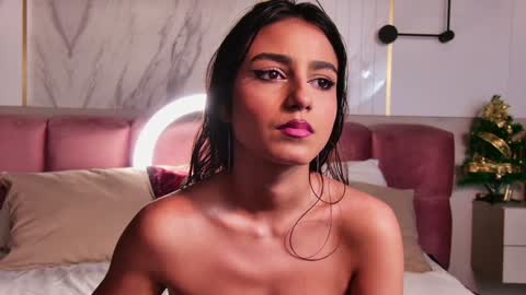 Snapshot of florentina2004 chatting on December 17, 1:39 am Vanessa online show from December 17, 1:39 am