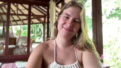 Snapshot of fluffy_bunnyxxx chatting on February 10, 4:19 am fluffy_bunnyxxx online show from February 10, 4:19 am